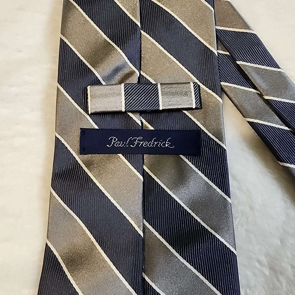 Paul Fredrick Men's Silk Tie 100% Italian Silk Silver Blue Stripe Made In USA